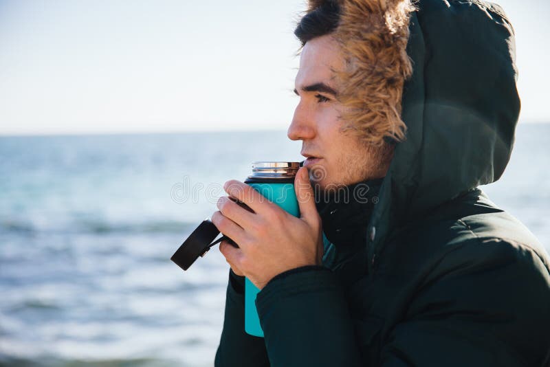 Чай Гая выпивая от thermos морем
