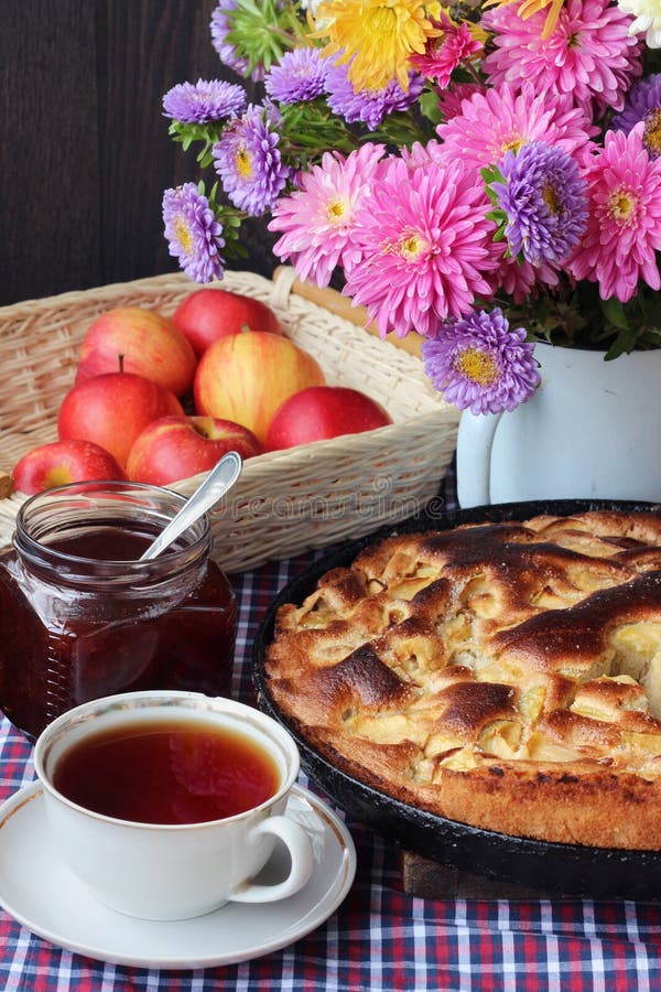 Чай с шарлоткой