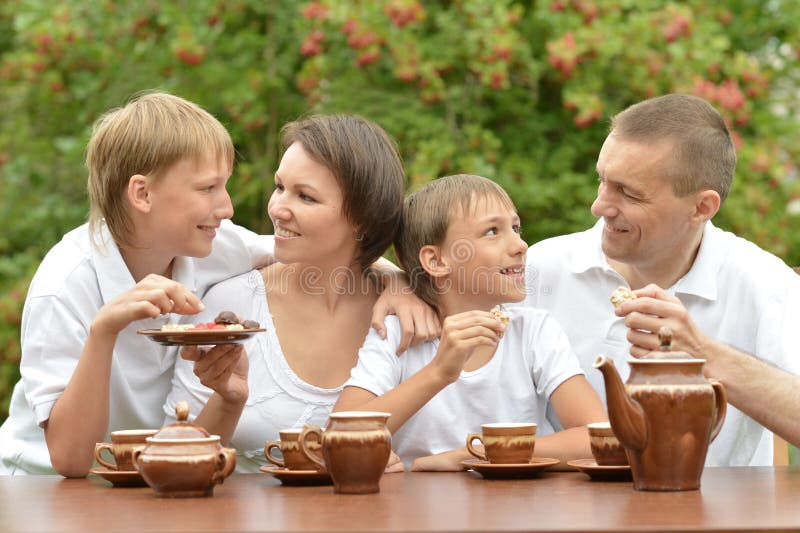 Семейное чаепитие в саду. Чаепитие семья. Семья пьет чай. Чай для всей семьи. Папа чай пить
