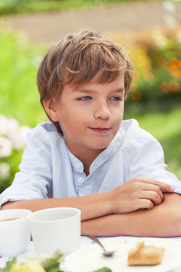 Славный мальчик. Teen boy smiling photos - free & royalty-free stock p. Славный мальчик. Самый славный мальчик. Мальчик в очках пьет чай.