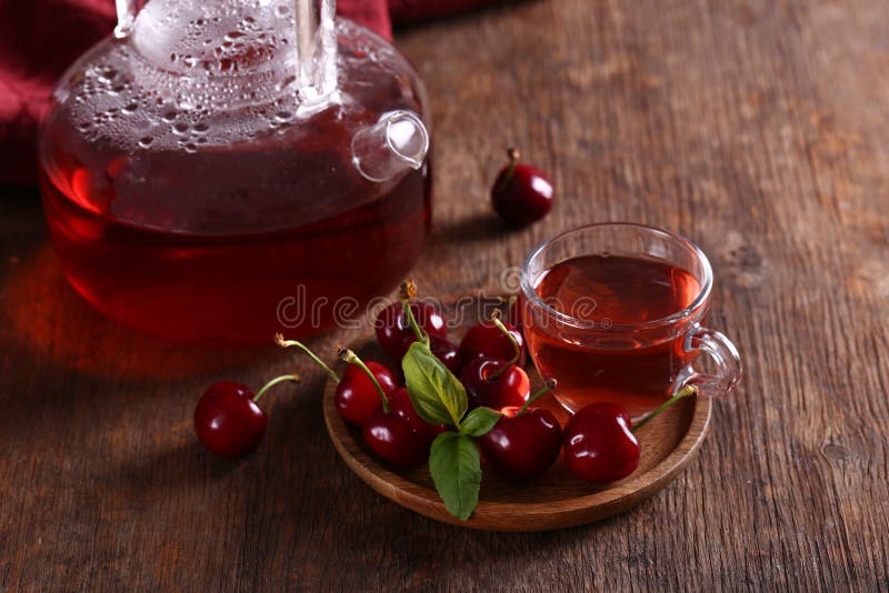 Чай с вишневым вареньем