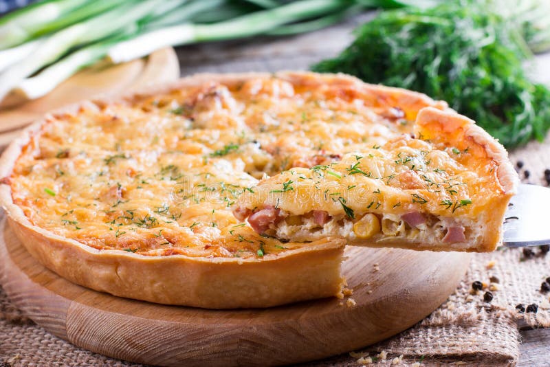 Пирог с луком пореем, ветчиной и сыром