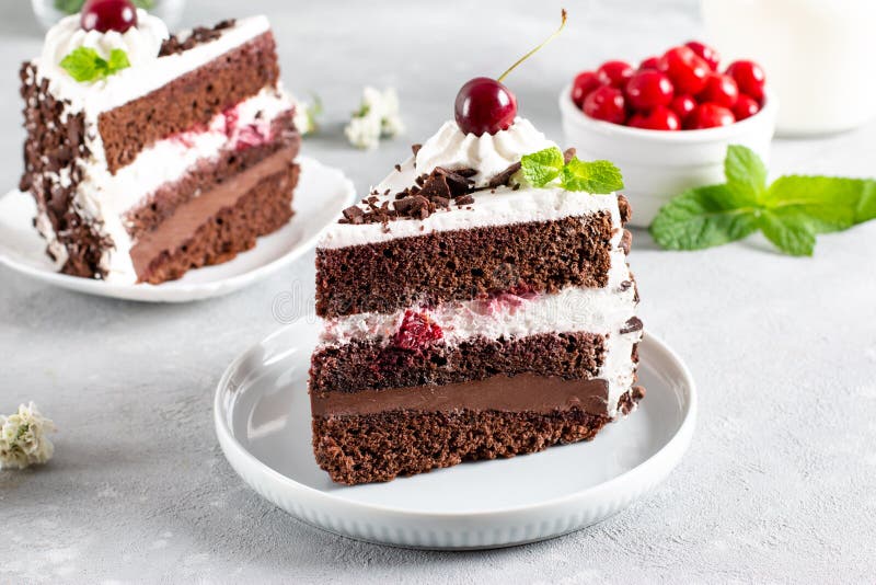 Кусок торта черный лес