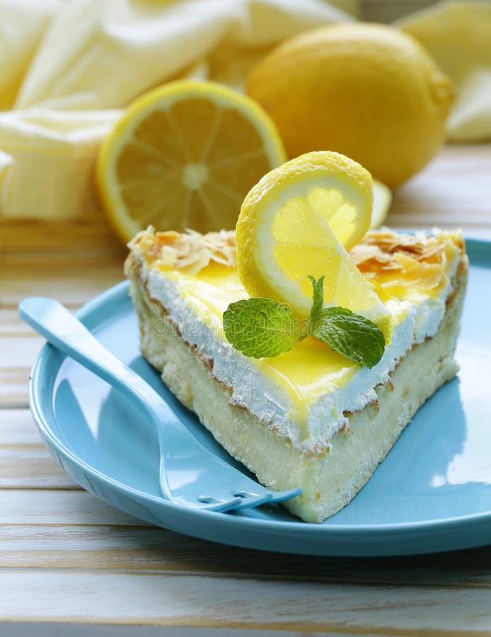Кусок торта с лимоном