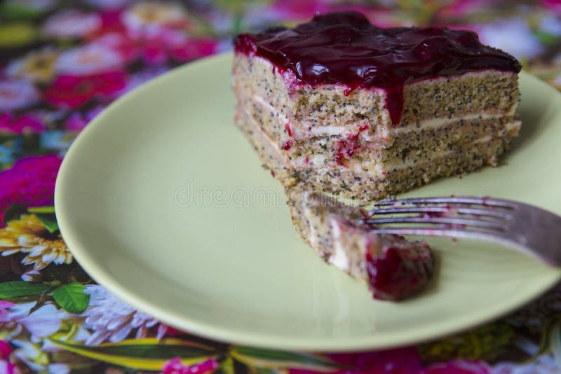 Торт с маком и вишней