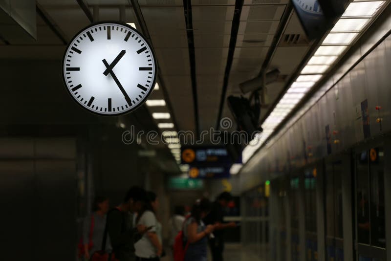 Часы в метро