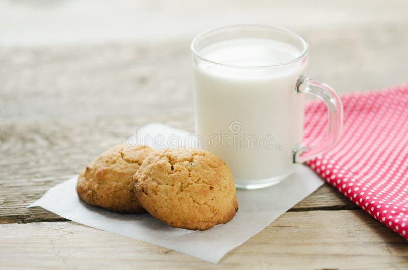 Овсяное печенье и стакан молока