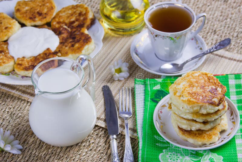 Чай с блинчиками и сырниками