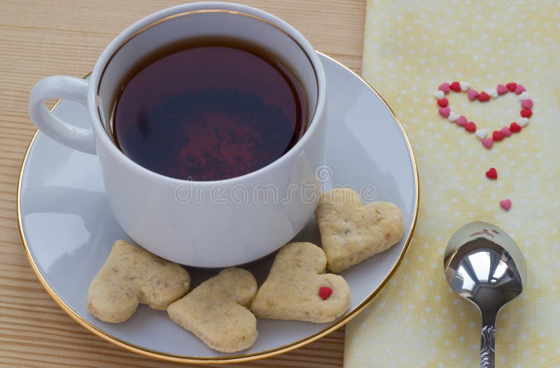 Чай с печеньем сердечками
