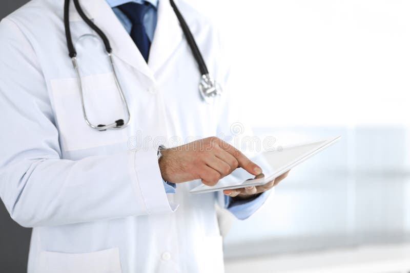 Оборудование врача. Чем пользуется врач. Врач используется для. Врач в перчатках смотреть. Доктор в перчатках мокрых.