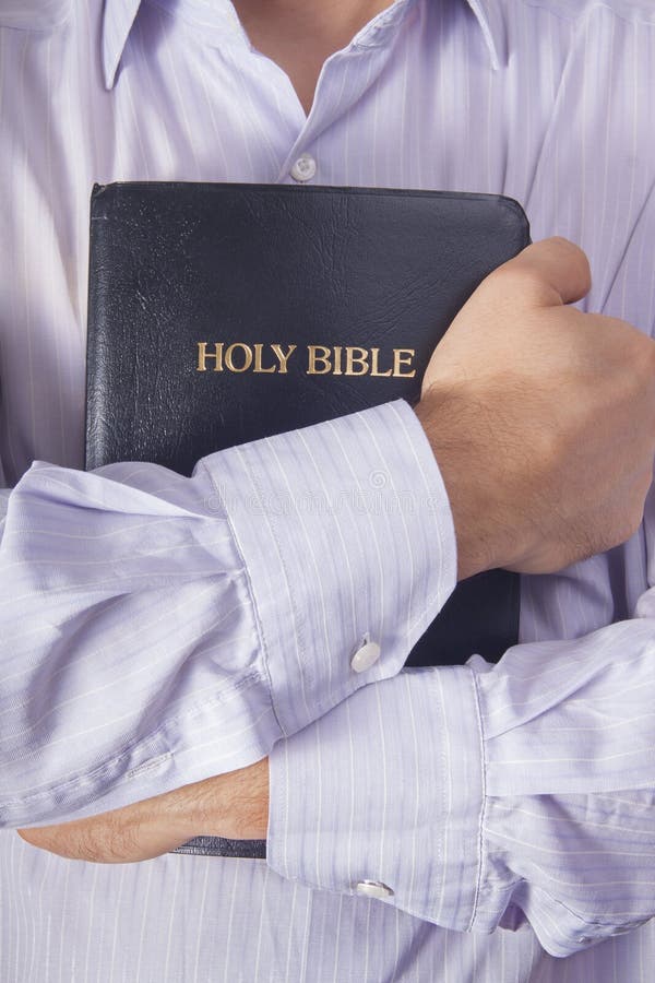 Обнимать рубашку. Человек идет с Библией. Человек обнимает Библию. Человек обнимает Библию картинка. Мужчина с Библией в руках фото.