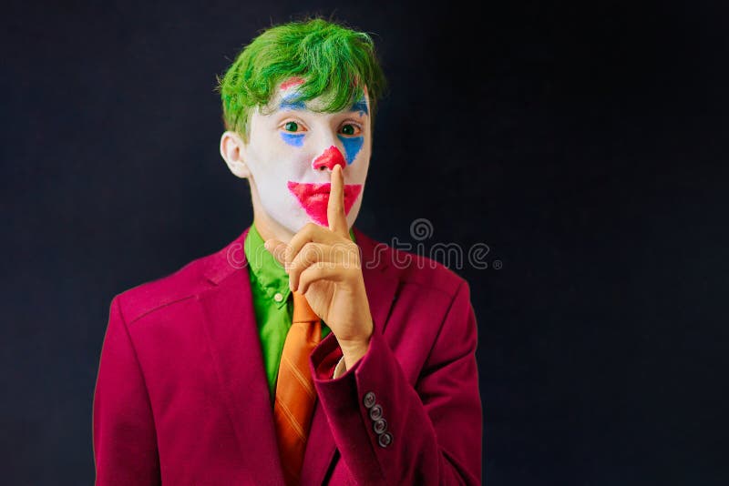 Mime cosplay. Человек с громом клоуна и зелёными волосамт. Бизнесмен в клоунском гриме. Чел с гримом клоуна.