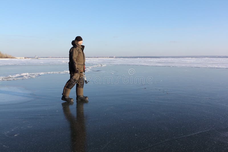 Человек идет по льду. Человек идет по тонкому льду. Прогулка по тонкому льду. Идти по тонкому льду. Песня за тобой пойду по тонкому льду