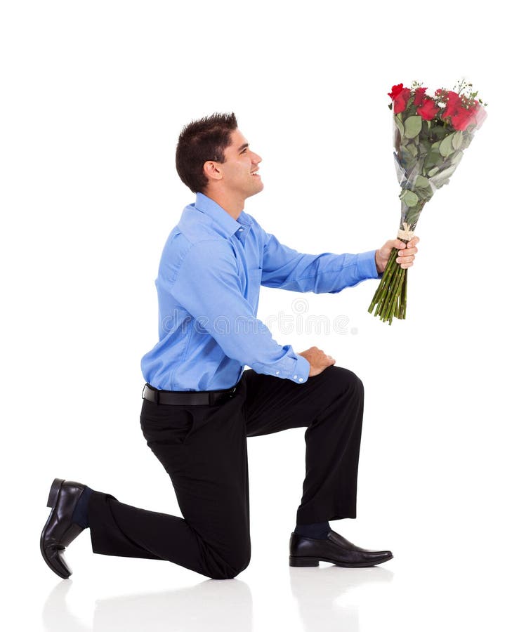 Человек стоит с цветами. Мужчина на коленях с цветами. Букет для мужчины. Мужчина на колене с букетом. Парень дарит цветы.