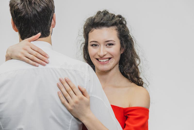 Жена учит мужа видео. Пара женщина в розовом платье мужчина в белой рубашке. Жена обнимает мужа фото красная дорожка.