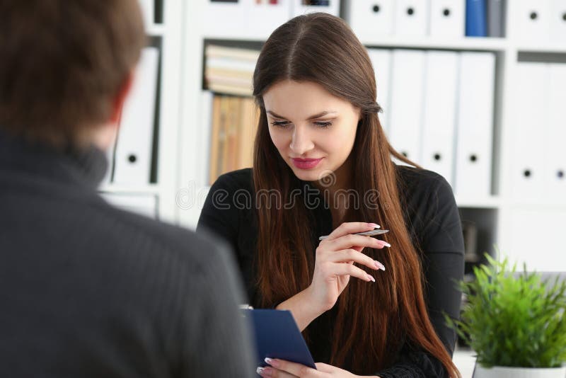 коммуникация люди. женщина рассказывает свои планы. женщина с телефоном. девушка рассказывает секрет. женщина рассказывает свои планы.