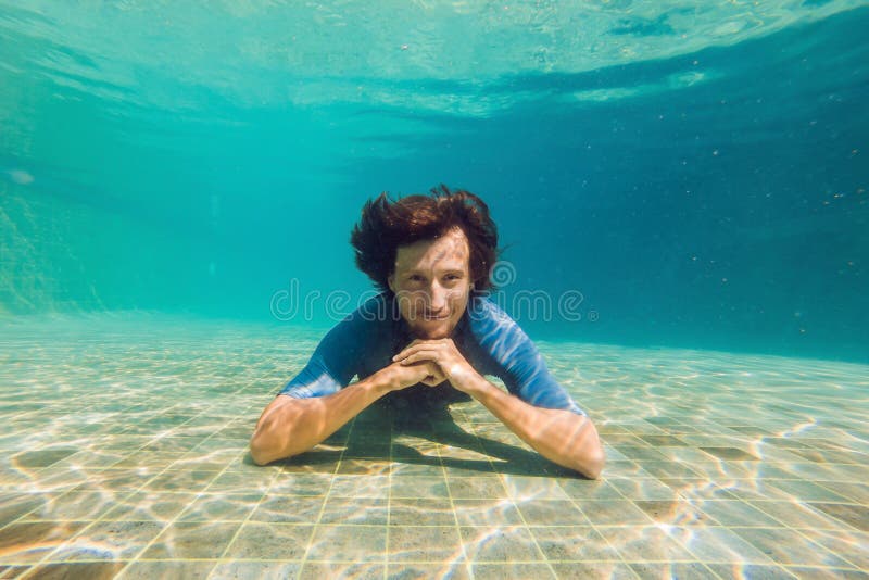 Человек на дне бассейна. Фото дна бассейна. Интересные фото со дна бассейна. Лежать на дне бассейна