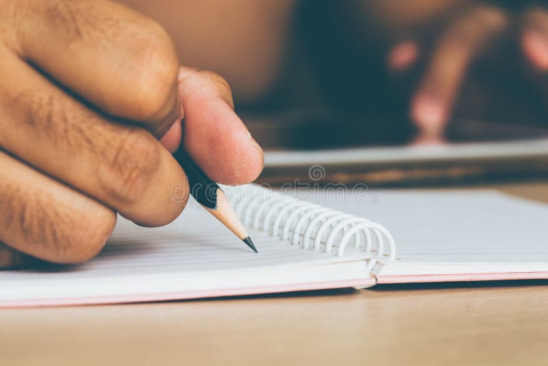 Человек пишет с карандашем на куске бумаги Стоковое Изображение -  изображение насчитывающей уговариваний, рука: 108788381