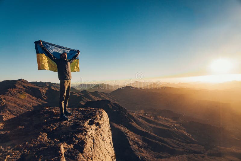 Человек флаг гора