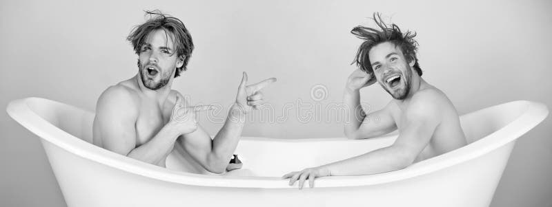 Двое мужчин в ванной. Фотосессия в ванне. Два парня в ванне. Два мужика в ванной. Мужчина в ванне.