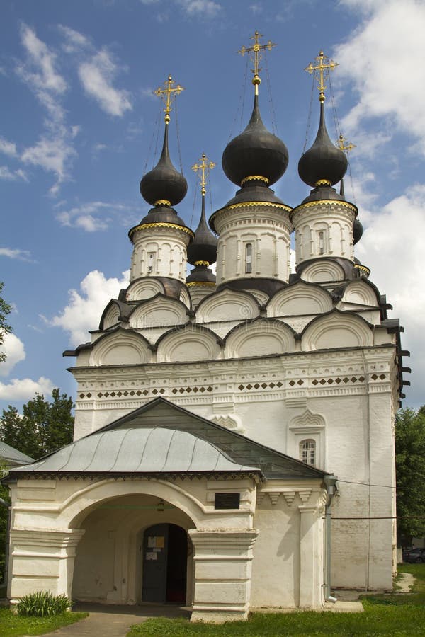 Кирпичный храм с черными куполами