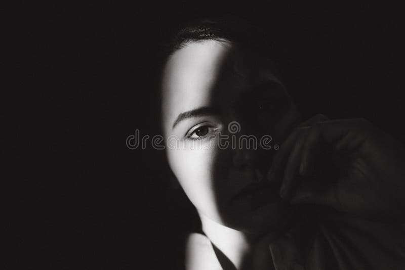 Черно Белое Фото Девушек Брюнеток