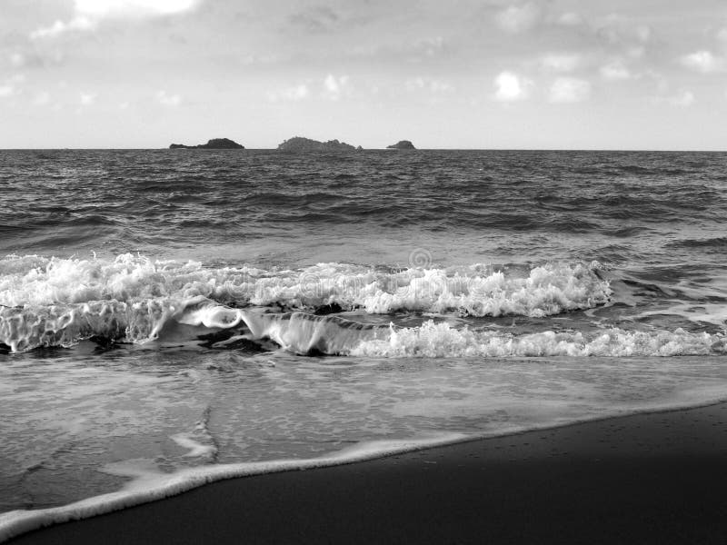 Белые волны песня. Море черно белая картинка.