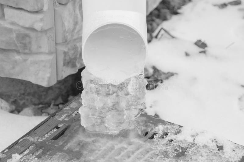 Замерз водопровод. Замерзла труба водоснабжения. Замерзший кран. Лед в трубе. Наледь на водосточных трубах.