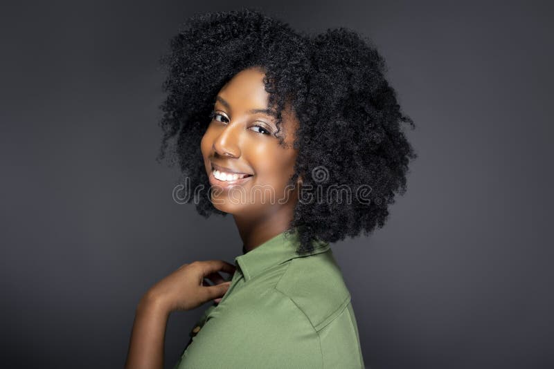 Chernyj Afro Amerikanskij Zhenskij Predstavlyat So Stilem Prichesok Afro Stokovoe Izobrazhenie Izobrazhenie Naschityvayushej Predstavlyat Zhenskij 147670805