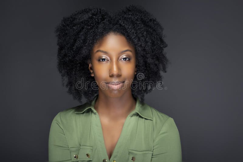 Chernyj Afro Amerikanskij Zhenskij Predstavlyat So Stilem Prichesok Afro Stokovoe Foto Izobrazhenie Naschityvayushej Afro Prichesok 147670880