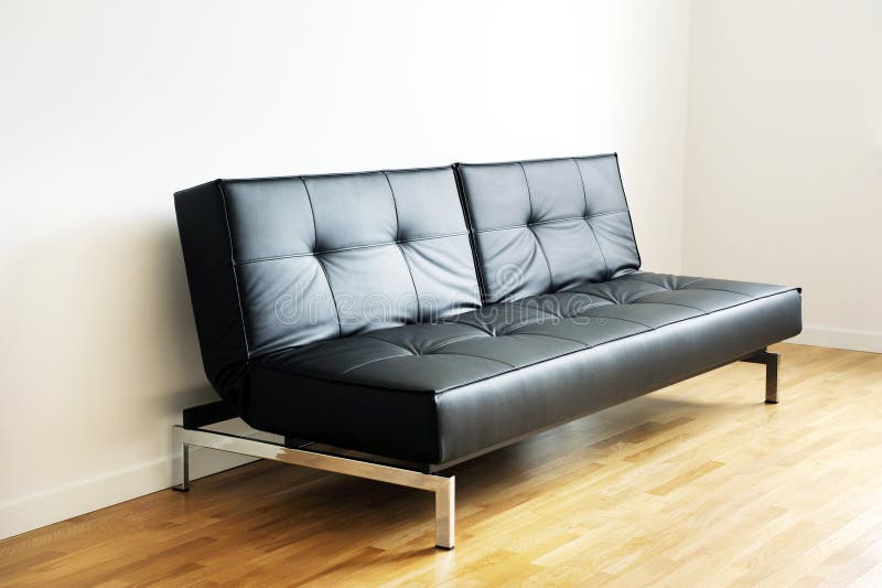 Черный кожаный диван на белом кожаном диване Backgroundblack на паркетномполе в белой комнате. Скандинавский стиль. Стоковое Фото - изображениенасчитывающей кром, кресло: 175588172