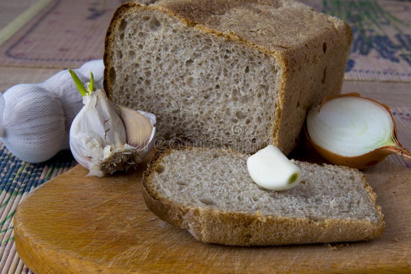 Хлеб с луком. Черный хлеб с луком. Хлеб с луком и чесноком. Луковица и хлеб. Чеснок лук хлеб