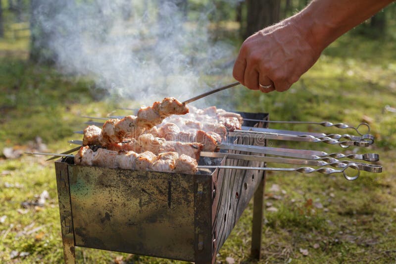 Шашлыки на природе. Шашлык на решетке. Барбекю мясо. Штука на которой жарят шашлык.