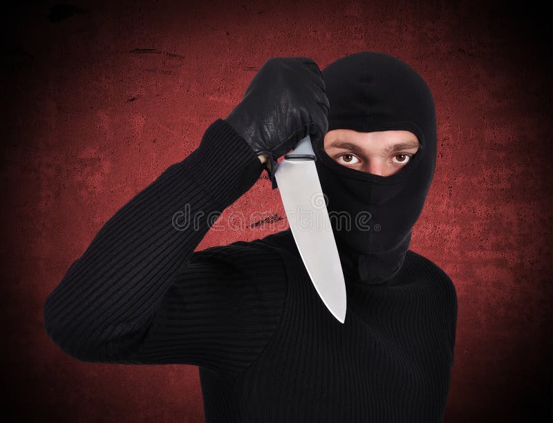 Ночь масок и ножей. Грабитель в маске с ножом.
