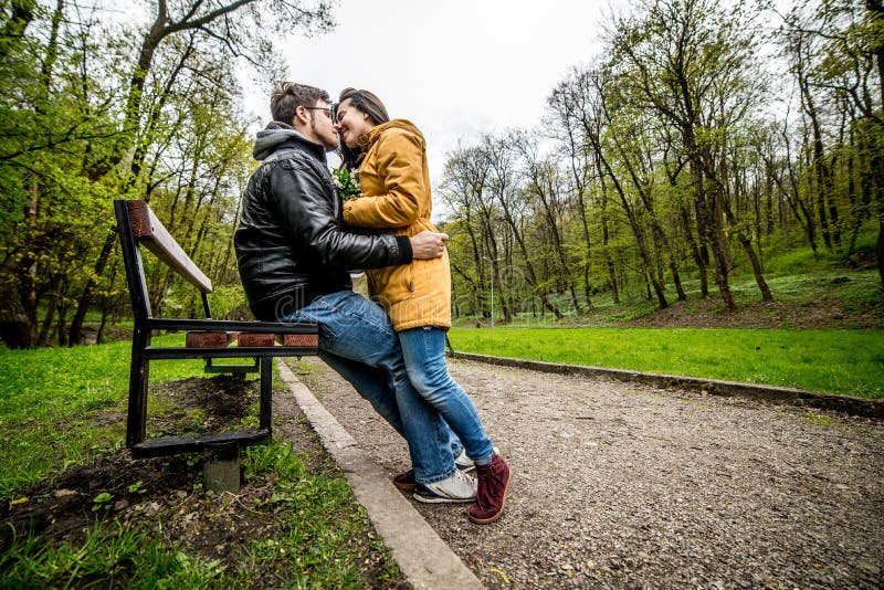 В парке целуются