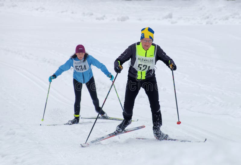 лыжник картинка. лыжные гонки. горнолыжный спорт. форма лыжника. язык лыжников.