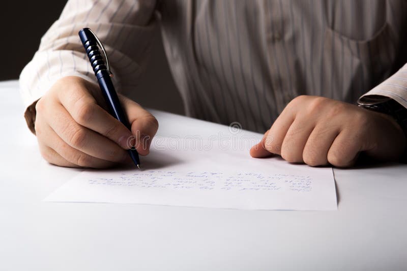 Человек пишет на листе бумаги Стоковое Изображение - изображение  насчитывающей списки, деятельность: 36705047