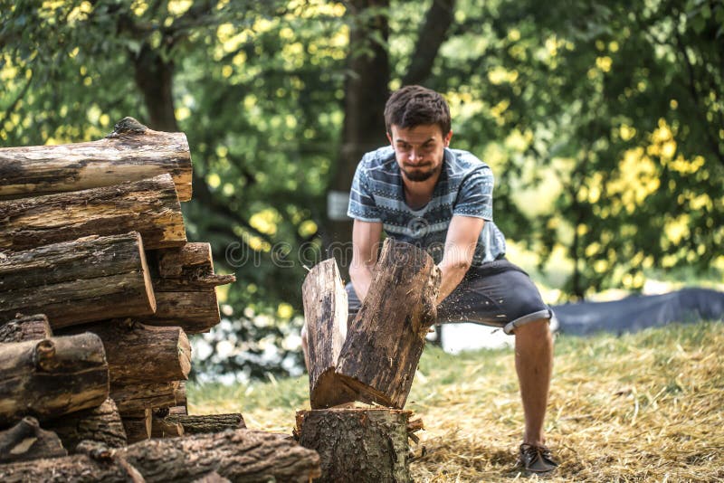 Руби парень. Рубить дрова. Человек рубит дрова. Человек срубает дерево. Odun человек.
