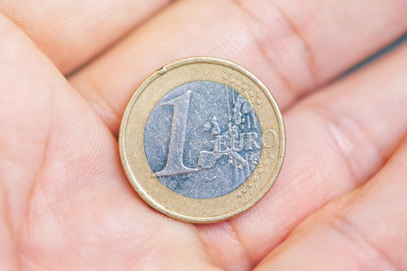 Держит монету. Монетка между пальцев. Кручение мяча на пальце. Монета в пальцах. Кручение мяча на пальце.