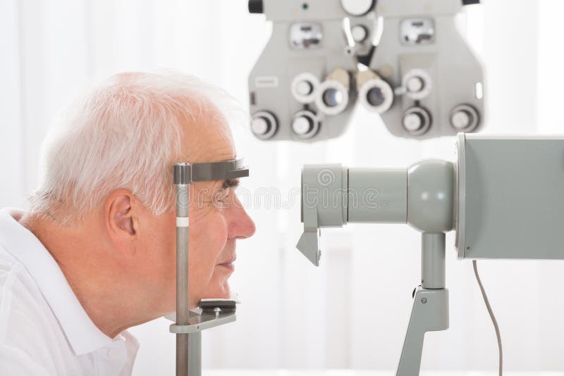 Человек проверяющий зрение. Человек проверяет зрение. Как проверить зрение пенсионеру в микрохирургии глаза. Люди в черном проверка зрения.