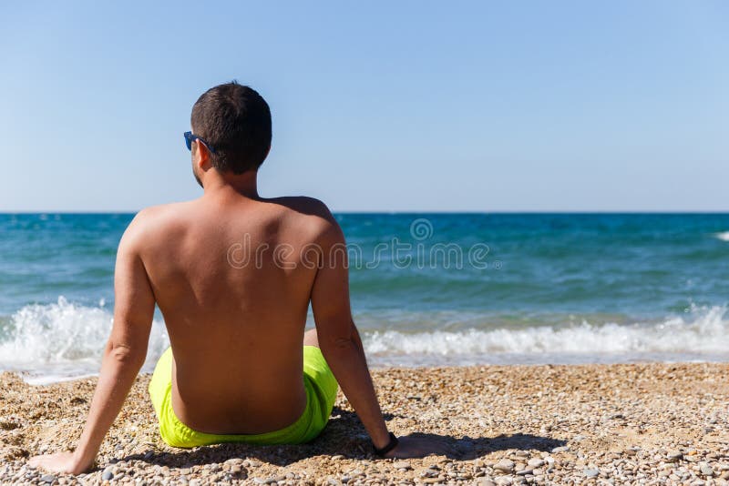Мужчина на пляже спиной