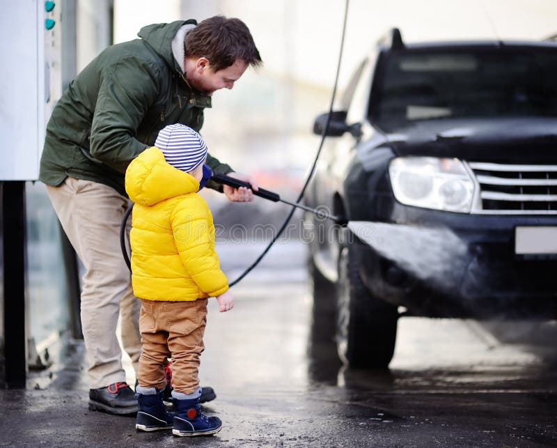 Малыш моет машину. Дети - моющие машины. Ребенок помогает мыть авто. Family car Wash. Моет папу видео