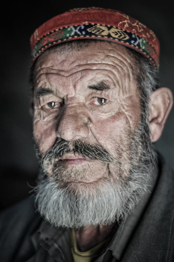 Старый таджикский. Таджик с бородой. Узбек с бородой. Бородатые пожилые таджики. Старики Таджикистана.