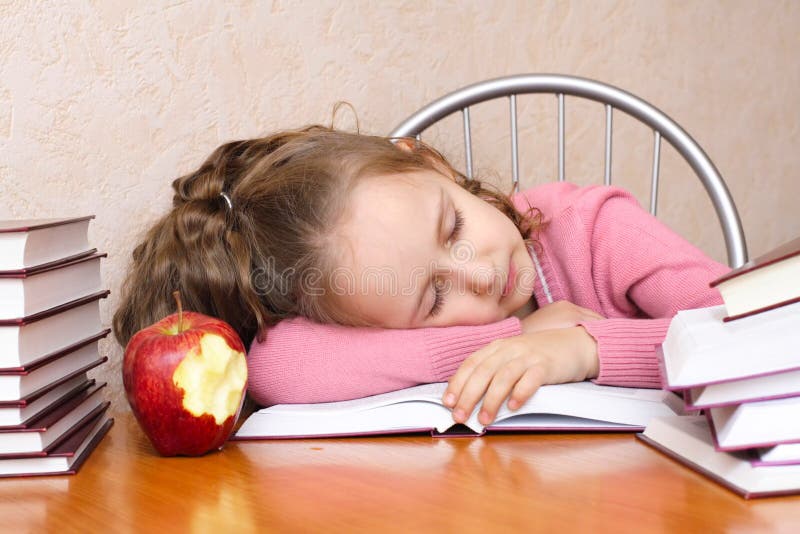Спящий ребенок за уроками. Девочка уснула за уроками. Дети спят в школе