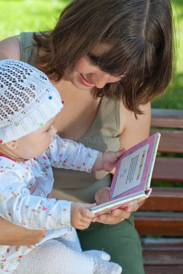 Дочка читать. Книги про дочек. Брюнетка с дочкой с книжкой. Маленькая дочка читает быстро. Фото как мама и дочка читаю книжку.