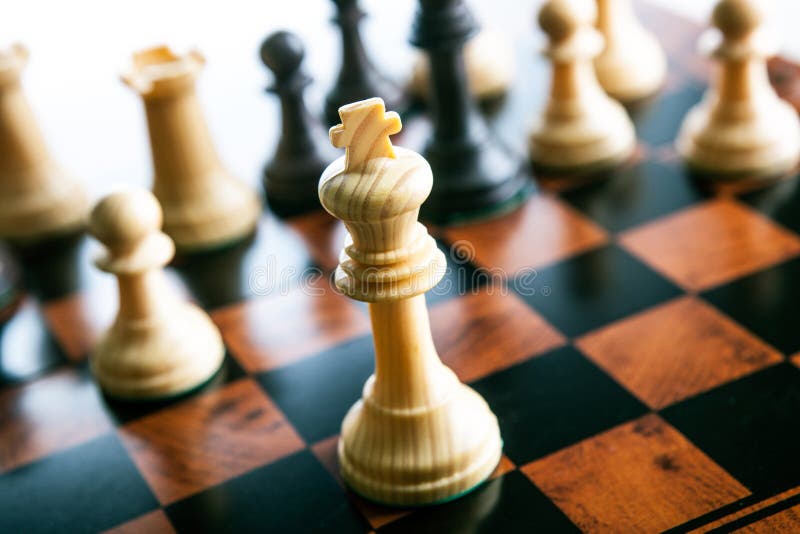 На шахматной доске осталось 5 белых фигур. Картинки пешки окружают короля.