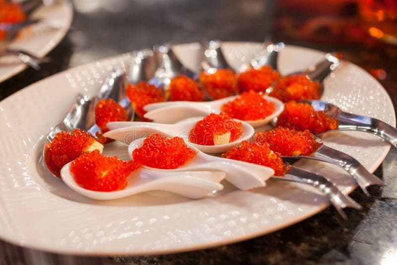 Подача черной и красной икры