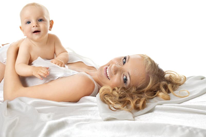 Молодые мамы в постели. Блондинки грудным ребенком постели. Мамочка с кроваткой кормит малыша. Молодые мамы в постели грудным.
