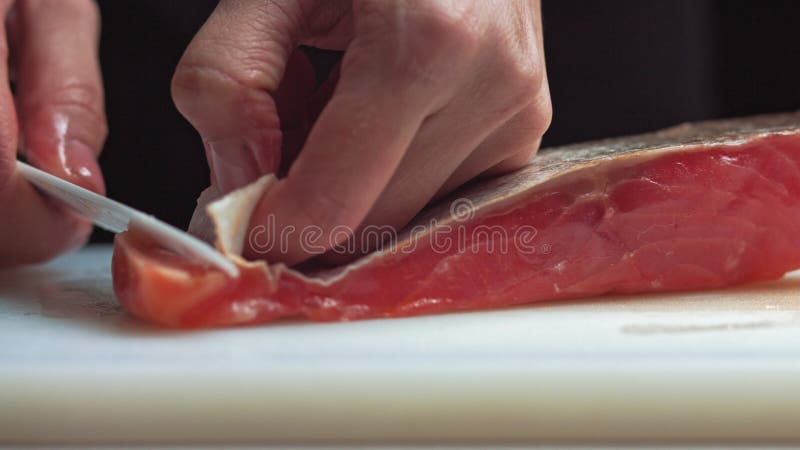 Как быстро снять кожу с рыбы