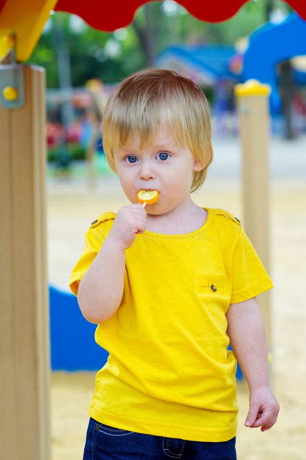 Скачай малыш в желтом обновление. Малыш желтый. Малыш в жёлтом игра. Ребёнок в жёлто игра радуется. Малыш в желтом в реальной жизни.